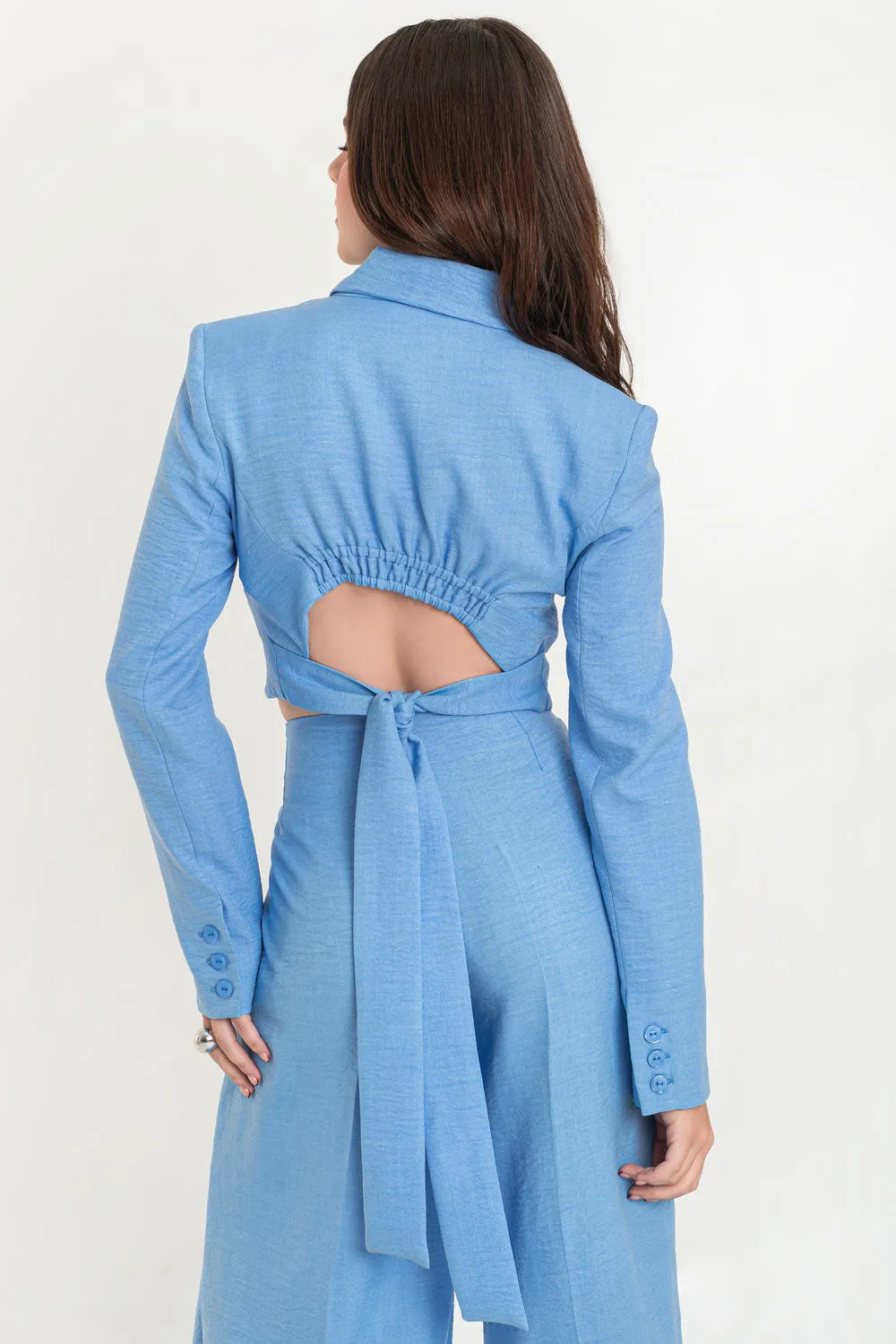 Blazer corto con cut out espalda