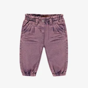 Pantalon mauve coupe décontractée en denim extensible, bébé || Stretch purple denim pants in a relaxed fit, baby