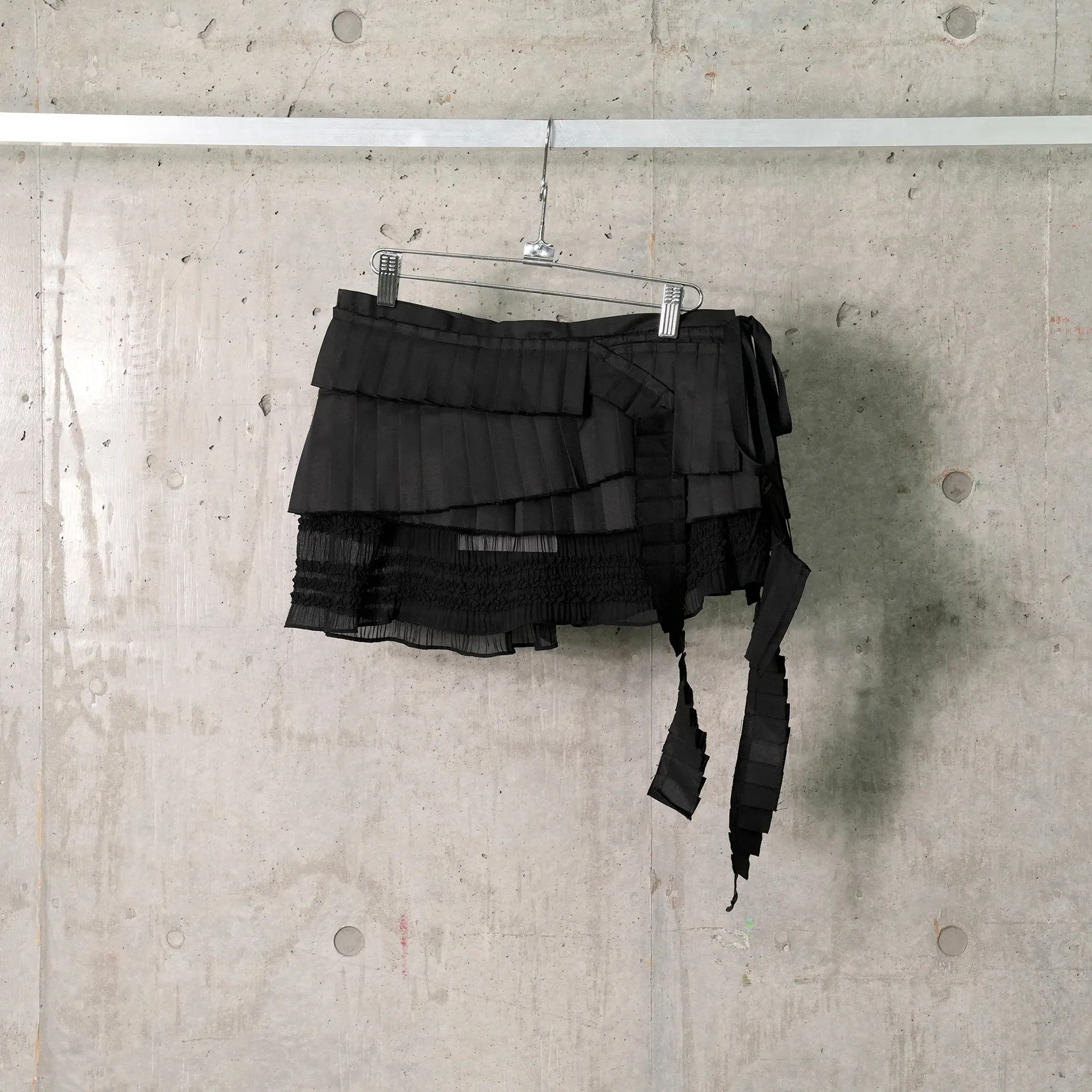 PLEATED MICRO MINI SKIRT BELT / BLACK