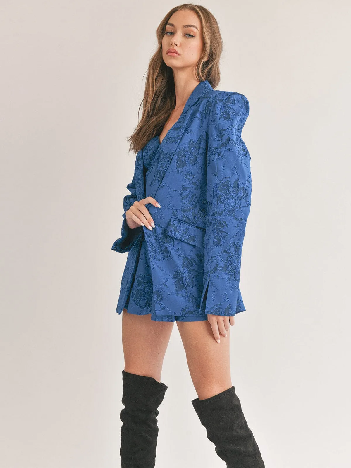 WOMEN'S LONG SLEEVE BUTTON CLOSURE POCKETS DETAILED BLAZER
