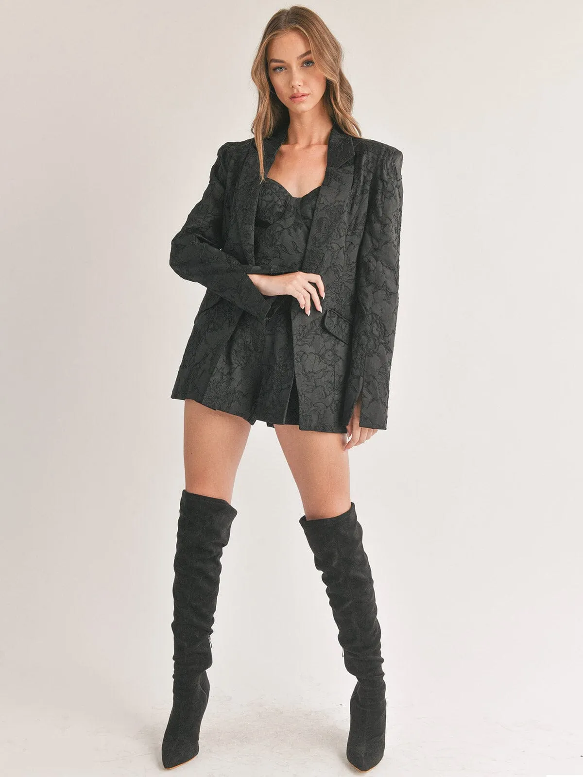WOMEN'S LONG SLEEVE BUTTON CLOSURE POCKETS DETAILED BLAZER